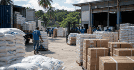 Centro de distribución de ayuda alimentaria del Programa Mundial de Alimentos en una operación humanitaria para Cuba.