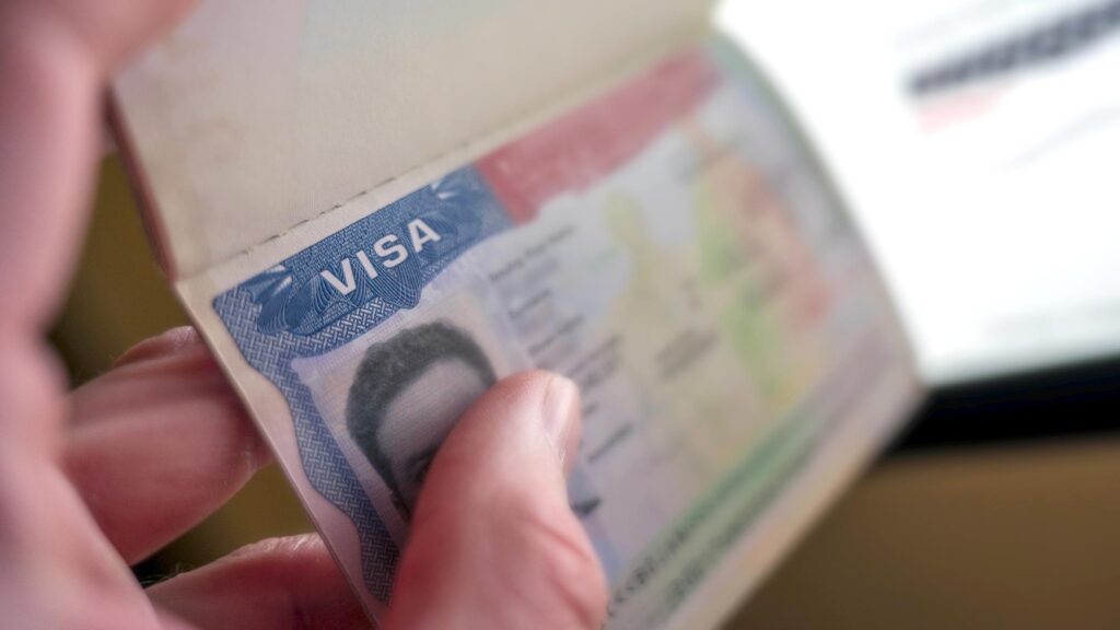 ¿A qué tipos de visas se aplica esta fianza y quiénes podrían quedar exentos?