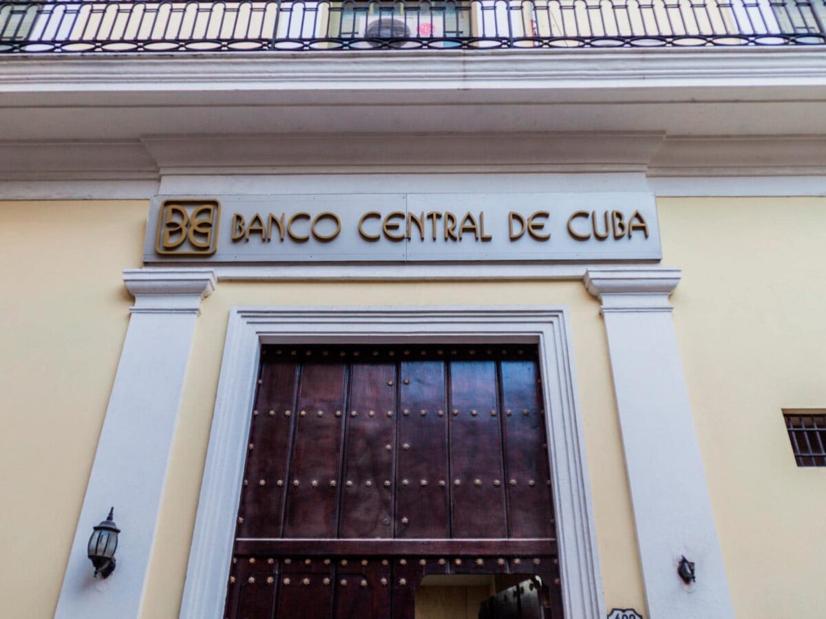 Advierte Banco Central de Cuba Sobre Ilegalidades en Transacciones Bancarias