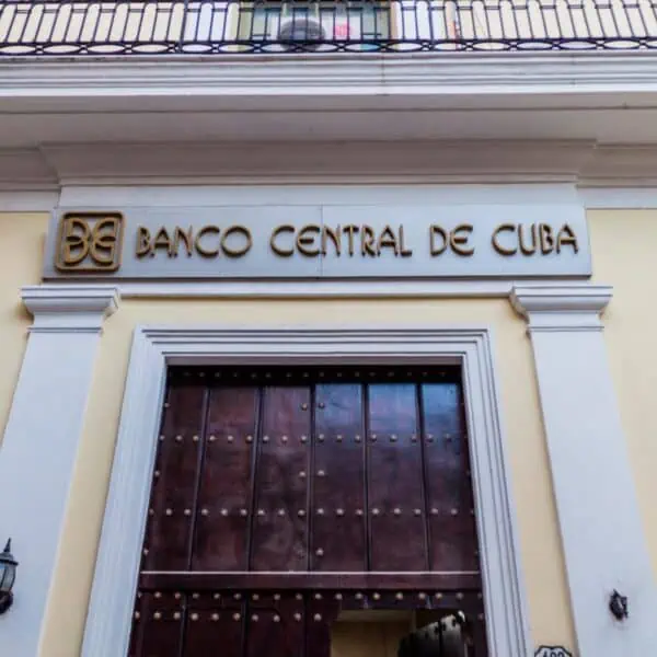 Advierte Banco Central de Cuba Sobre Ilegalidades en Transacciones Bancarias