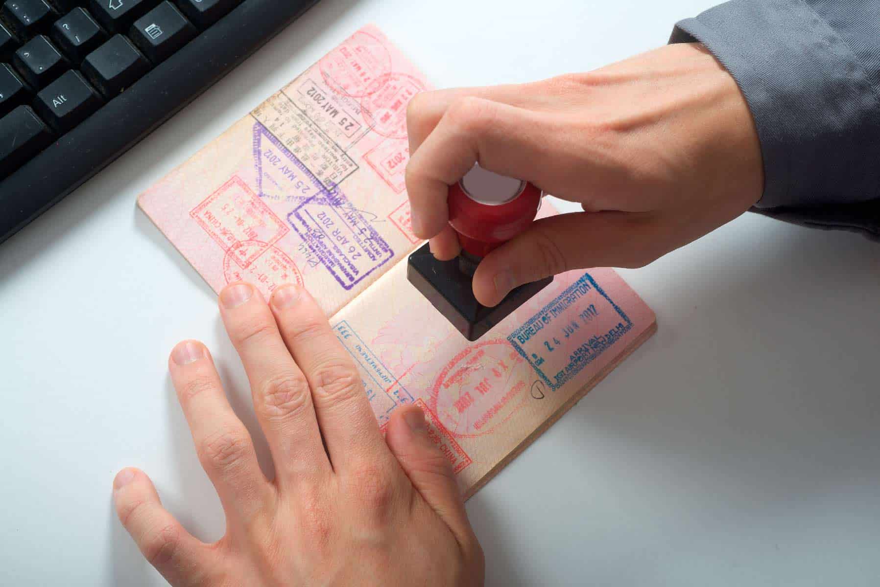 Alertan sobre viajeros cubanos con Documentos Falsos