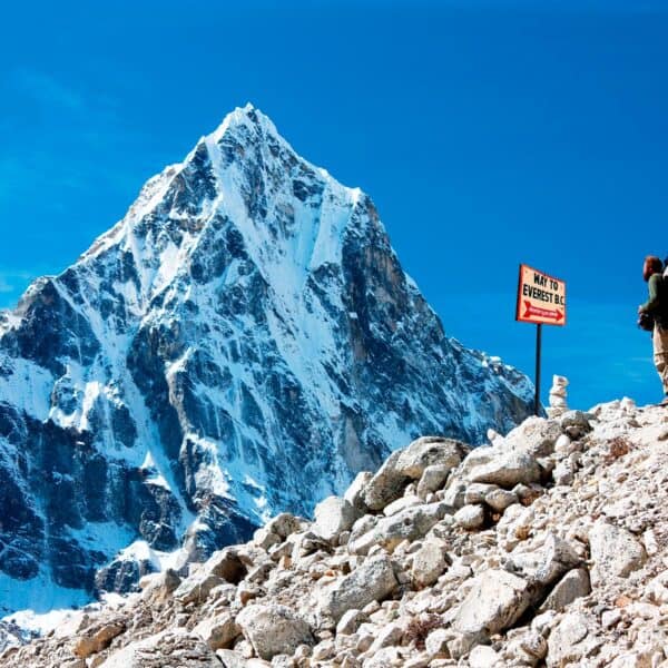 Alpinista Cubano se Convierte en el Primero en Llegar a la Cima del Monte Everest