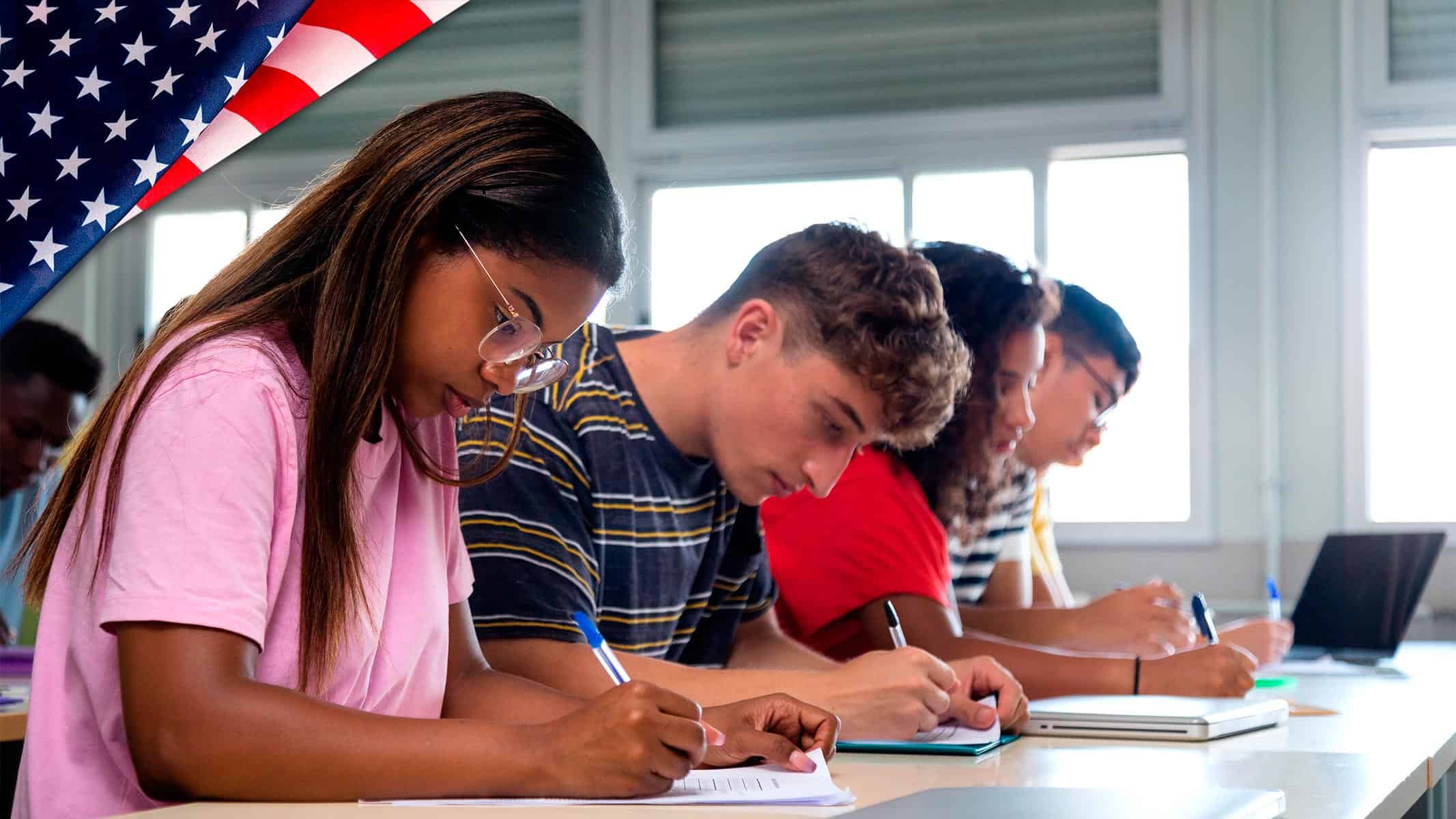 Programas escolares para niños inmigrantes en Estados Unidos: estudiantes en un aula multicultural recibiendo apoyo educativo