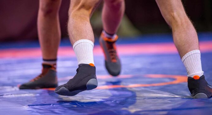 Dos Atletas Cubanos de Lucha Grecorromana Entrenarán en Europa para Torneos Internacionales