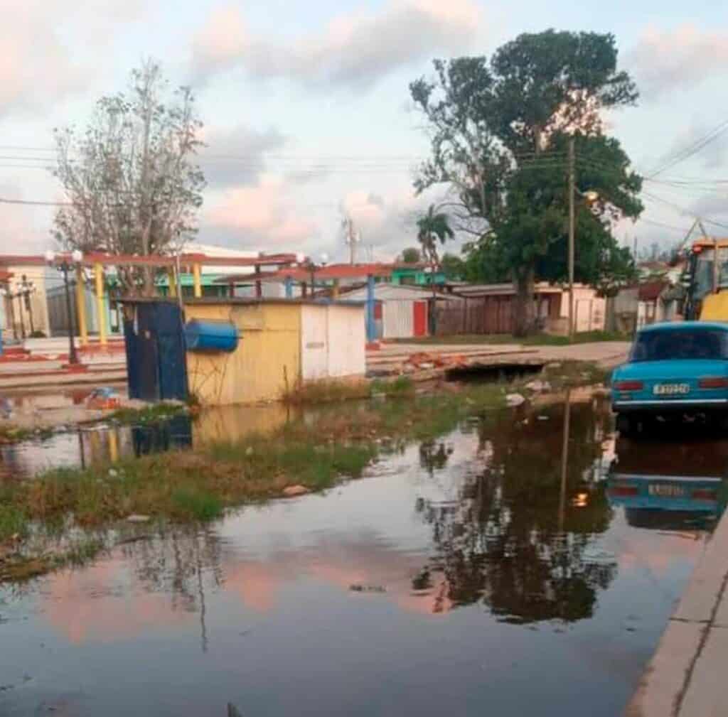 Auto en Calle Inundada por el Huracán Milton