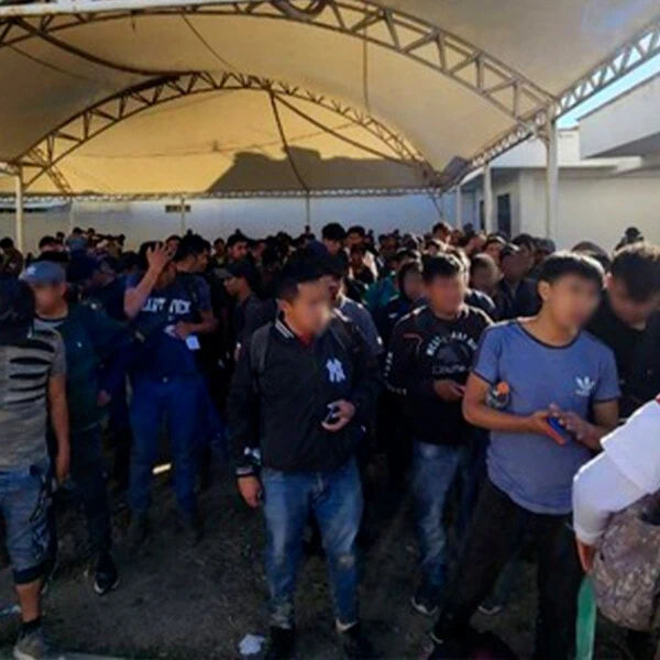 Autoridades Mexicanas Detienen un Grupo Grande de Migrantes en Puebla
