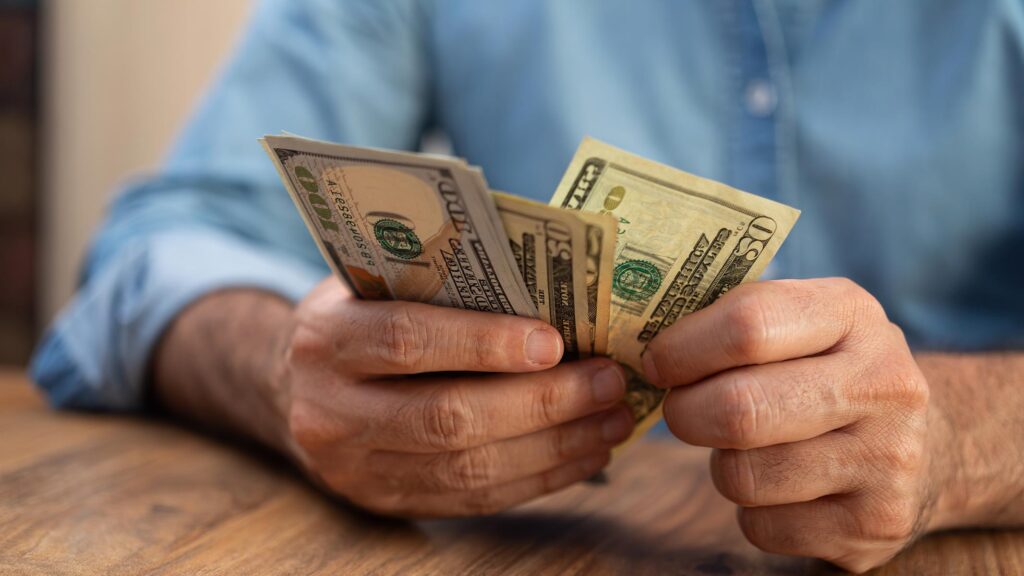 Autorizar operaciones en divisas no es lo mismo que vender dólares de forma sostenida