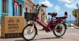Bicicleta eléctrica junto a una caja de envío internacional para Cuba, imagen ilustrativa sobre compra y envío de bicicletas eléctricas en 2026.