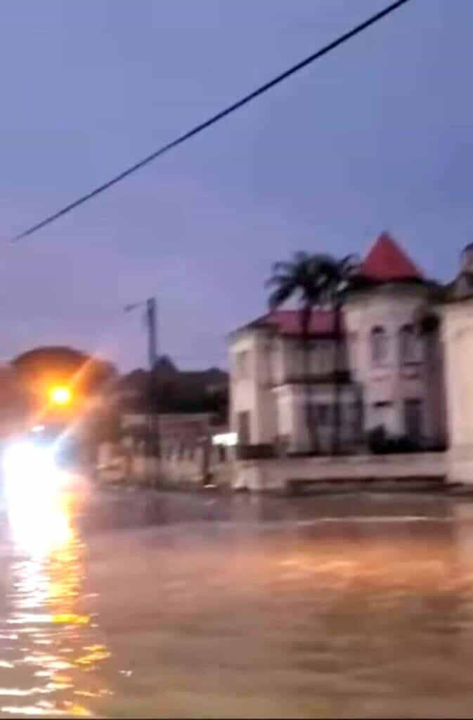 Calle Inundada Frente a Casa Clásica