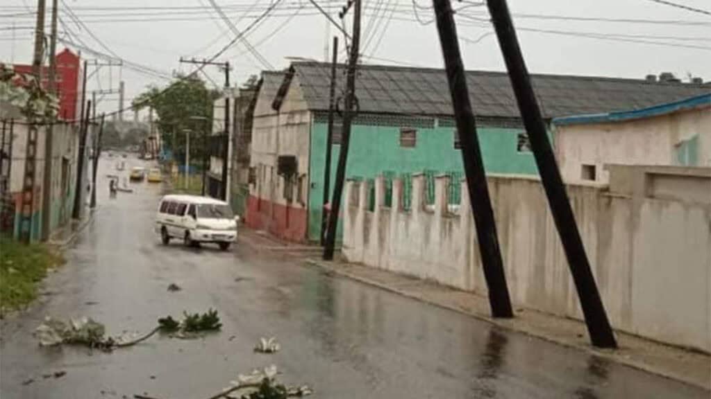 Calle Lluviosa y Postes Dañados