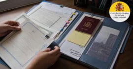 Carpeta organizada con documentos para una cita de nacionalidad española por la Ley de Memoria Democrática