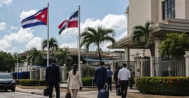 Banderas de Cuba y República Dominicana frente a un edificio diplomático