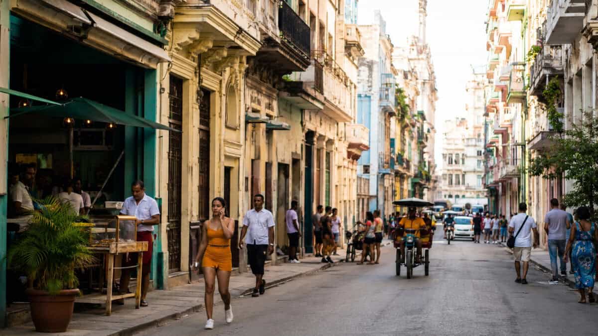 Vista de una zona comercial de La Habana con pequeños negocios privados y ciudadanos, en el contexto de las 176 reformas económicas anunciadas en Cuba.