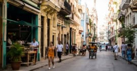 Vista de una zona comercial de La Habana con pequeños negocios privados y ciudadanos, en el contexto de las 176 reformas económicas anunciadas en Cuba.