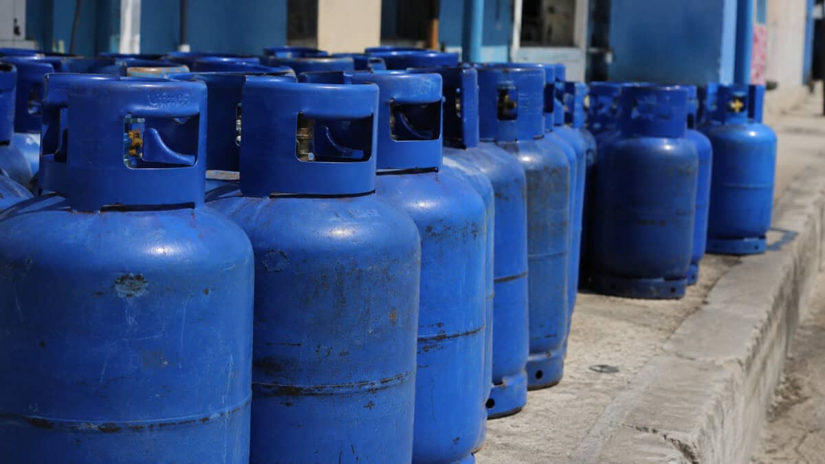 Cilindros de gas licuado de 10 kilogramos preparados para intercambio en un punto de distribución en Cuba.