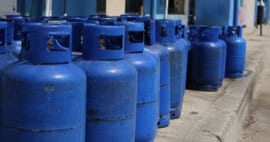 Cilindros de gas licuado de 10 kilogramos preparados para intercambio en un punto de distribución en Cuba.