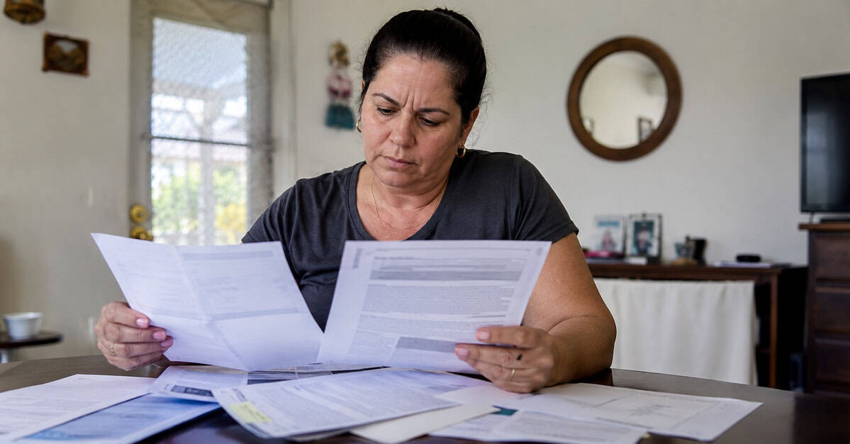 Cubana revisando documentos migratorios relacionados con su proceso legal en Estados Unidos
