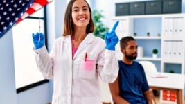Cómo Obtener Atención Médica Gratuita en EE.UU. Sin Seguro: Guía 2025
