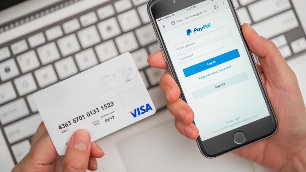 Cómo vincular tarjetas y cuentas bancarias en PayPal