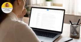 Persona revisando el correo electrónico para comprobar si recibió las credenciales de la Ley de Memoria Democrática enviadas por el Consulado de España.