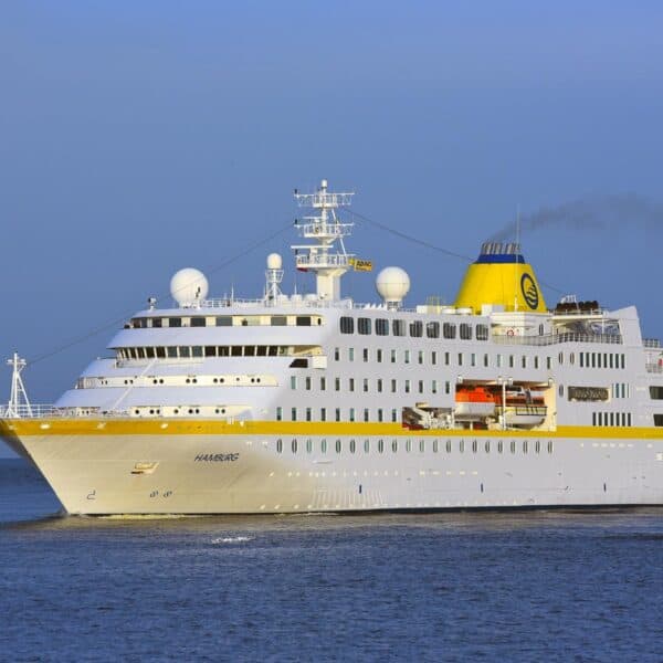 Crucero Alemán Arriba a Puerto Oriental de Cuba