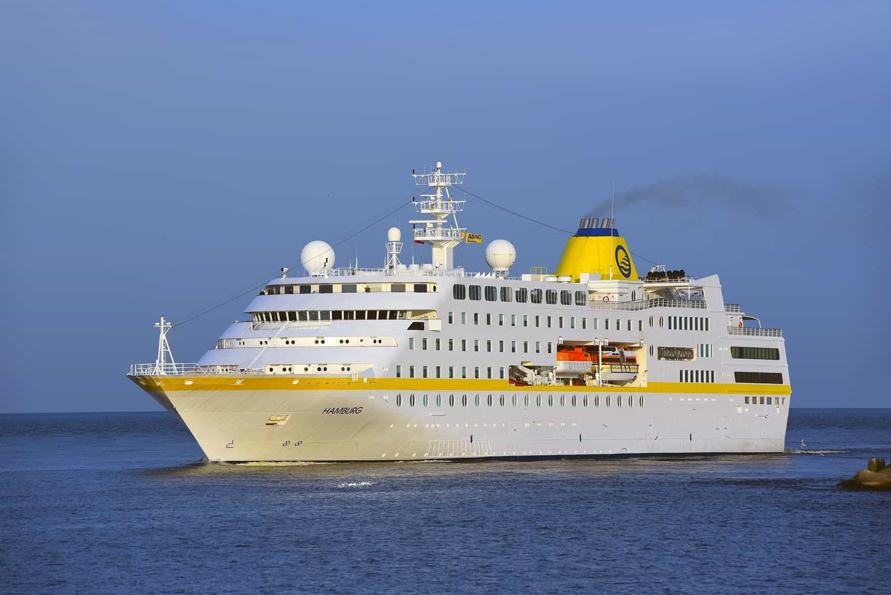 Crucero Alemán Arriba a Puerto Oriental de Cuba