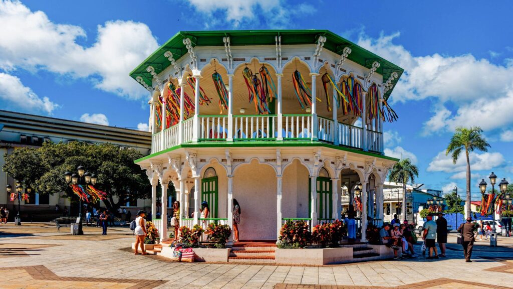 ¿Cuál es el país más barato para emigrar desde Cuba?