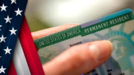 ¿Cuánto Tiempo Tarda en Llegar tu Green Card? Conoce los Plazos y las Posibles Demoras Luego de la Toma de Huellas