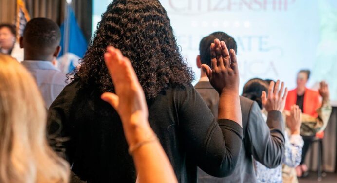 Cuba Entre los Primeros Países con Más Personas Naturalizadas en Estados Unidos Durante el Año Fiscal 2023