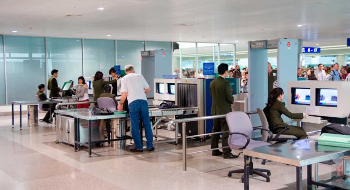 Cubano Sorprendido en Aduana de España en Supuesto Delito de Contrabando