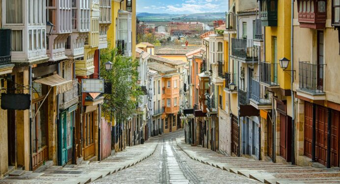 Ciertos Cubanos Podrían Conseguir Trabajo y Vivienda en España