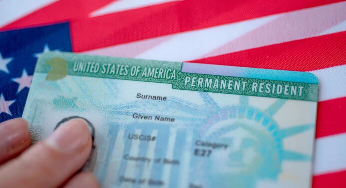 ¿Tienes un I-220A? Esta Nueva Decisión Migratoria Podría Darte Acceso a la Residencia en EE.UU.