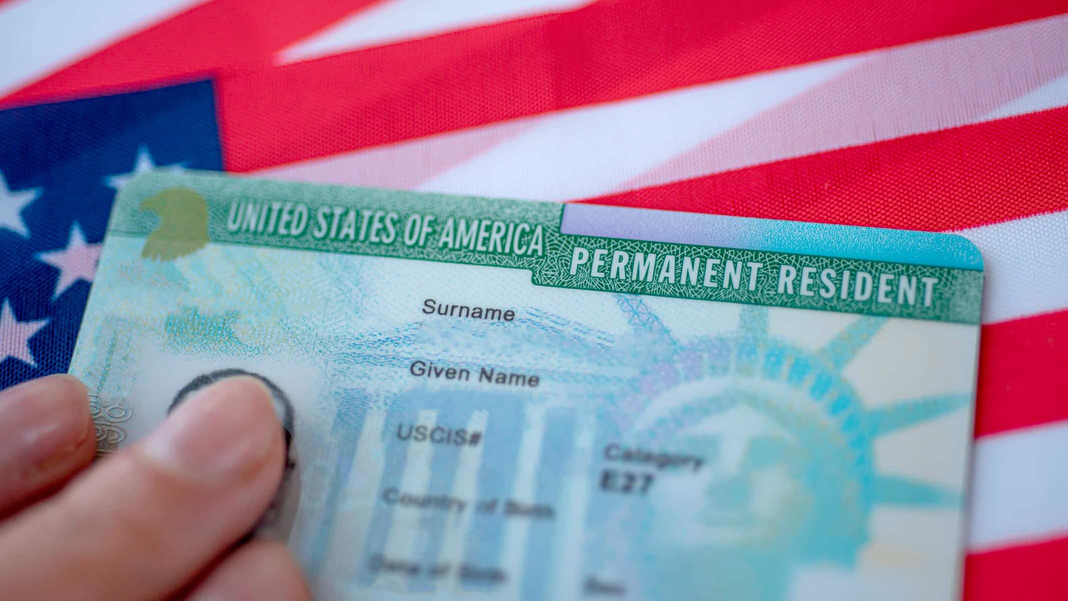 ¿Tienes un I-220A? Esta Nueva Decisión Migratoria Podría Darte Acceso a la Residencia en EE.UU.