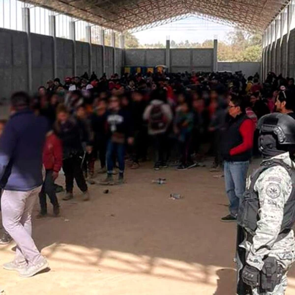 Descubren a Migrantes Atrapados en un Almacén en México