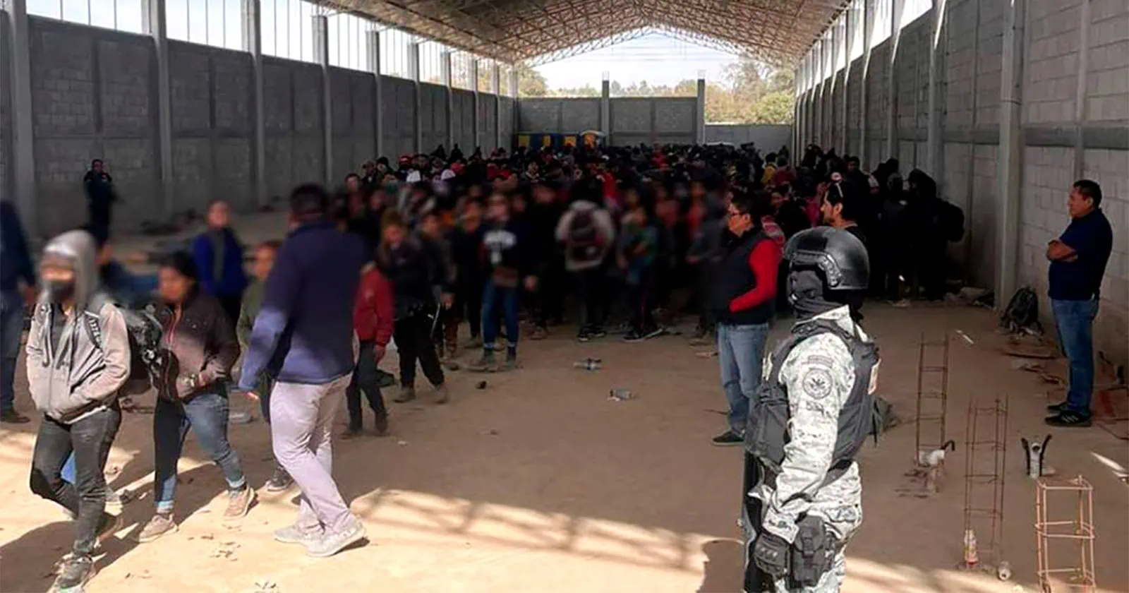 Descubren a Migrantes Atrapados en un Almacén en México