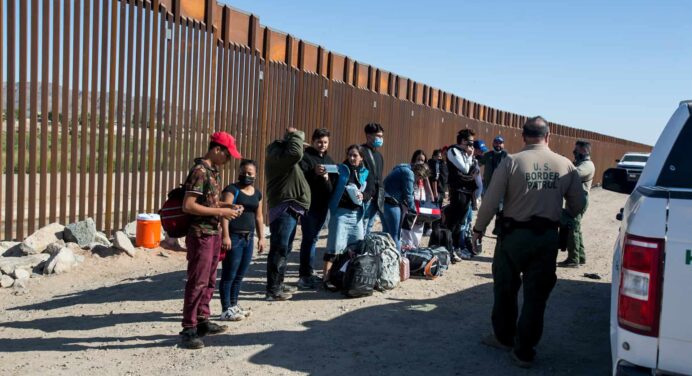Detienen Migrantes Cubanos Indocumentados en Frontera de Estados Unidos