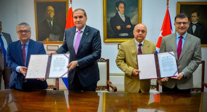 Diplomáticos de Paraguay Entregan Ayuda Humanitaria a Cuba
