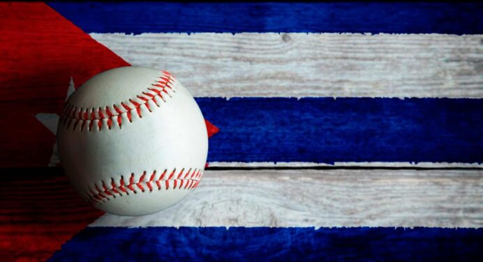 Dos Peloteros Cubanos Firman con Equipos de Estados Unidos