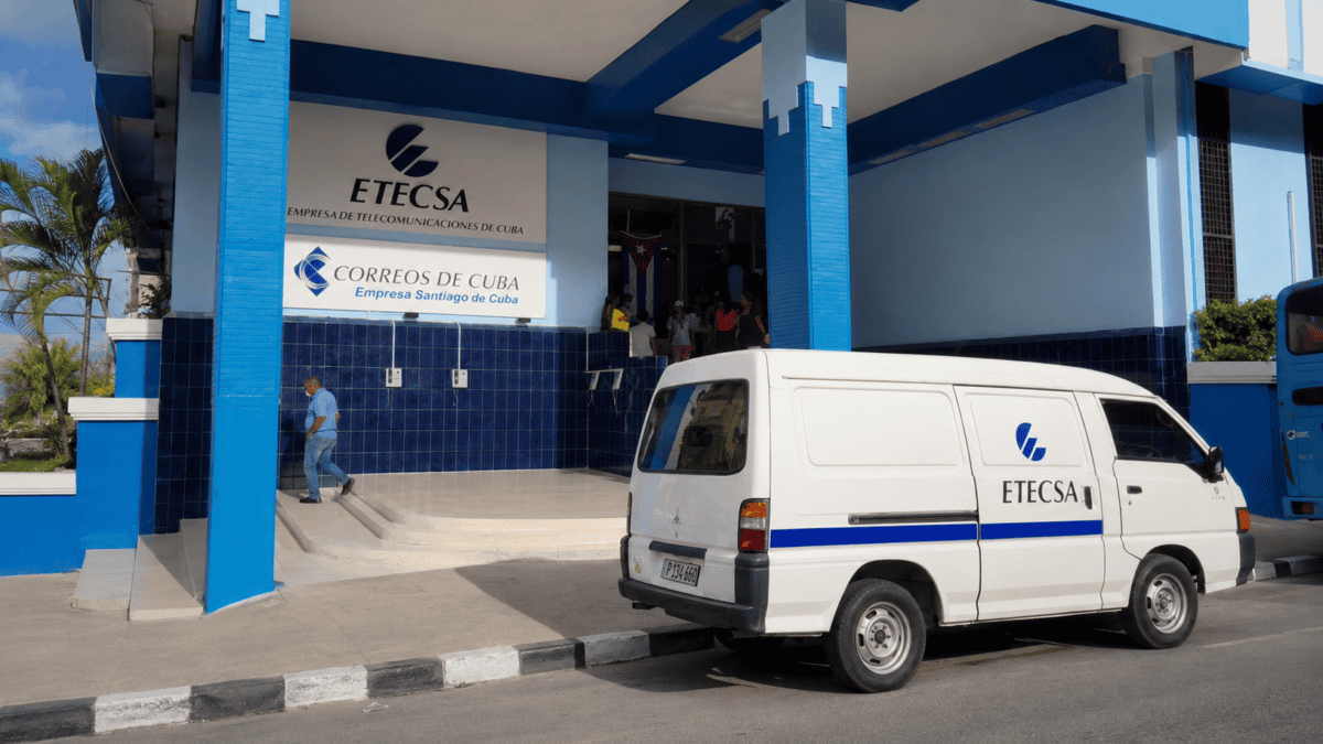 Vehículo de servicio de ETECSA estacionado frente a una oficina comercial de la empresa de telecomunicaciones en Cuba.