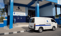 Vehículo de servicio de ETECSA estacionado frente a una oficina comercial de la empresa de telecomunicaciones en Cuba.