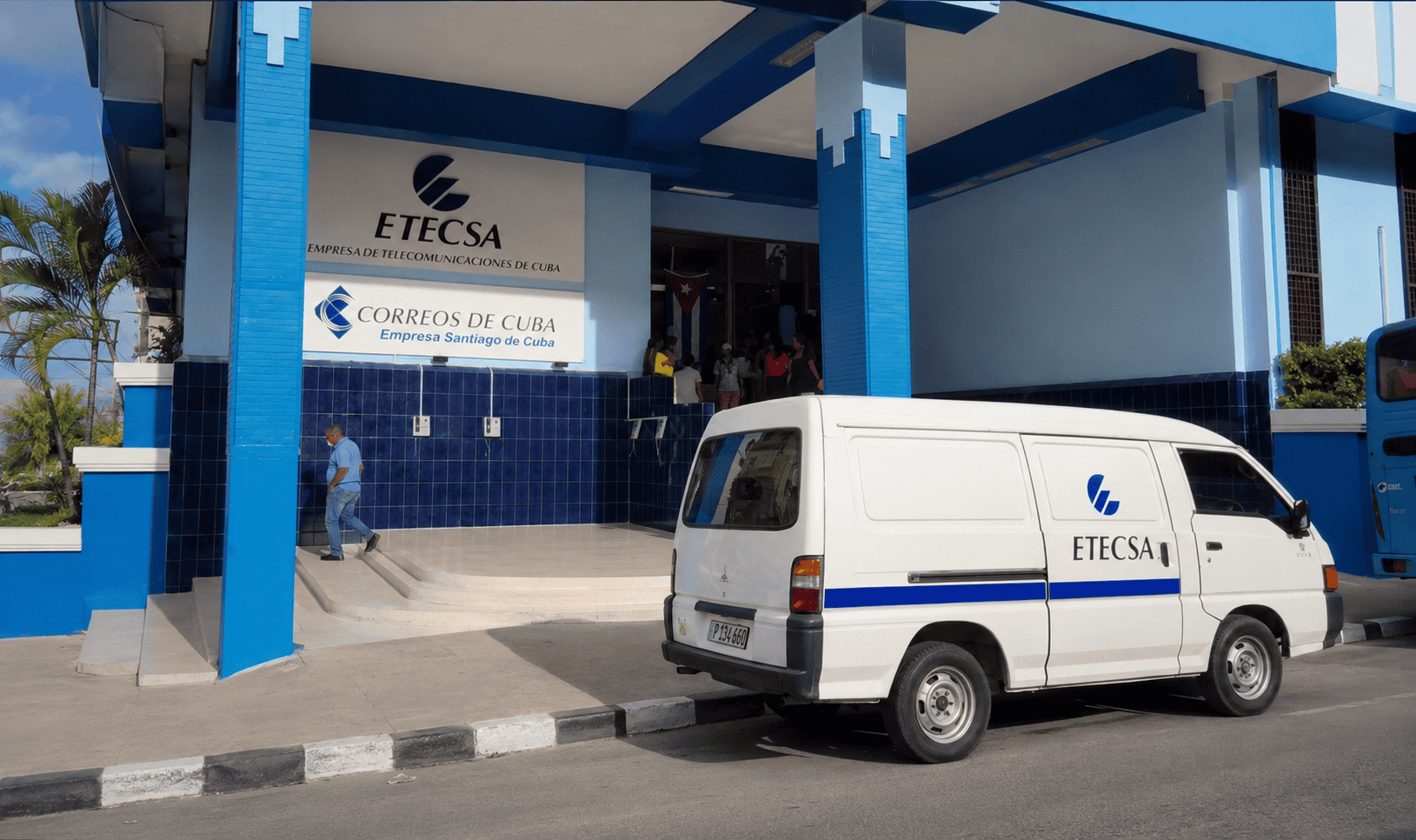 Vehículo de servicio de ETECSA estacionado frente a una oficina comercial de la empresa de telecomunicaciones en Cuba.