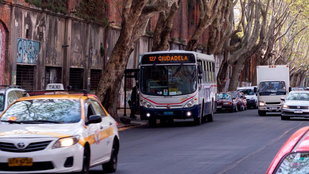 El transporte público en Montevideo (u otras ciudades principales)