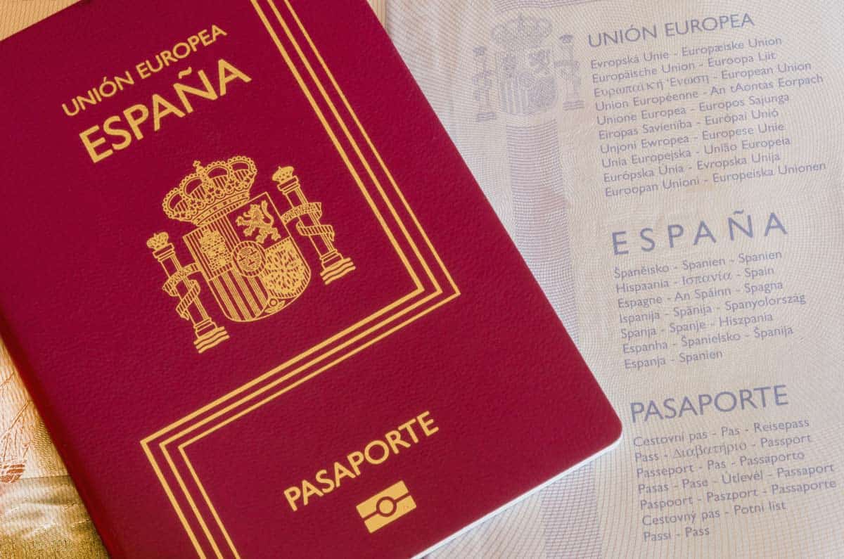 Entrega de Pasaportes en el Consulado Español