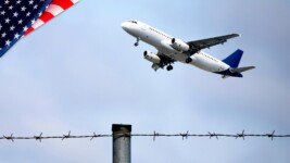 Estados Unidos Deporta a Cubanos a un País Africano Tras Negativa del Gobierno de Cuba