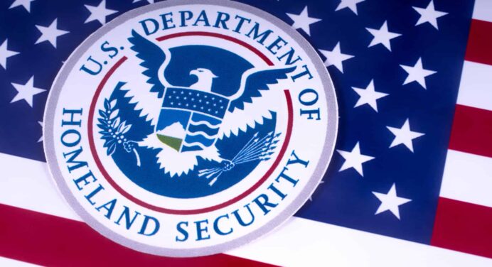 Estados Unidos Entregará NUEVA Tarjeta de Identificación a Migrantes