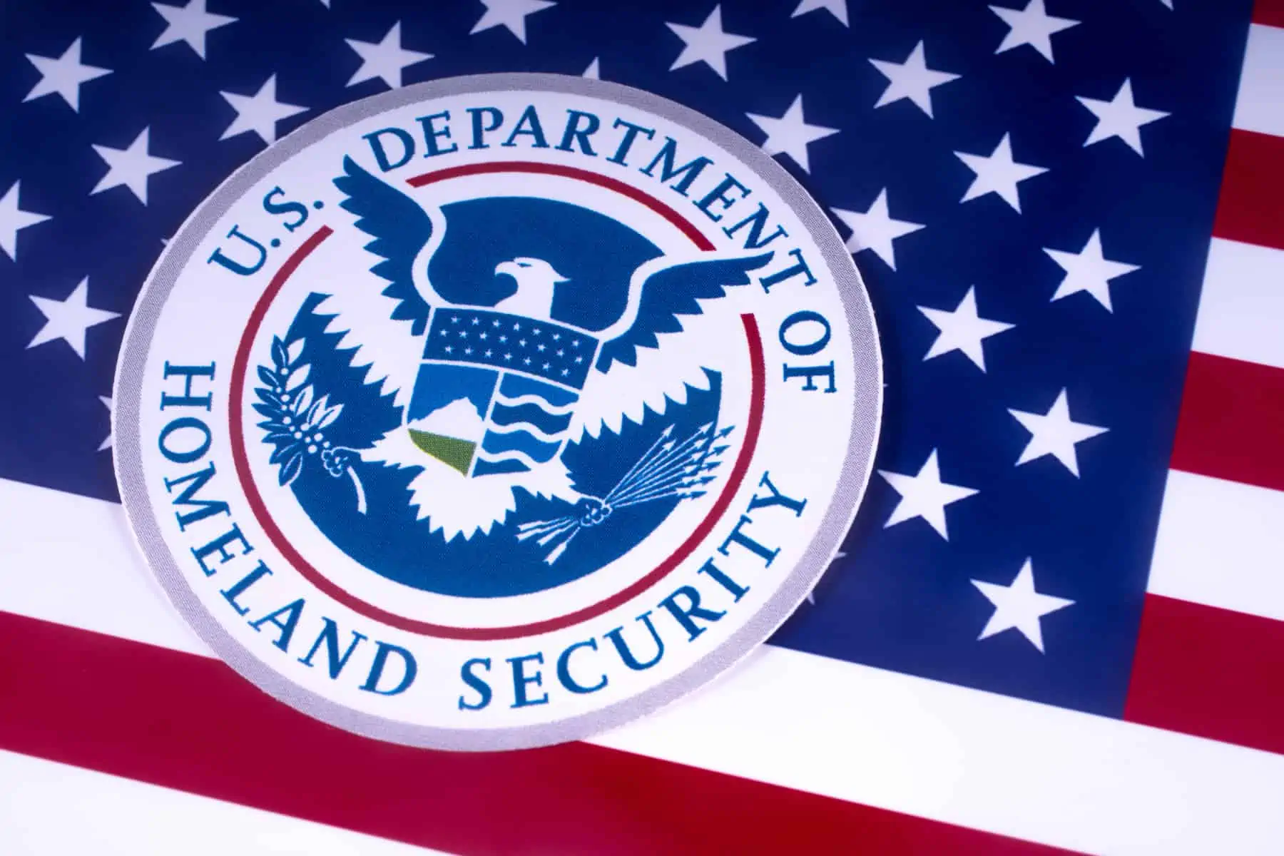 Estados Unidos Entregará NUEVA Tarjeta de Identificación a Migrantes