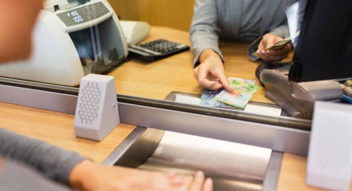 Extracción de Dinero de Tarjetas Magnéticas en Cuba