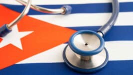 Fin de la Prohibición para Médicos Cubanos que Abandonaron Misiones