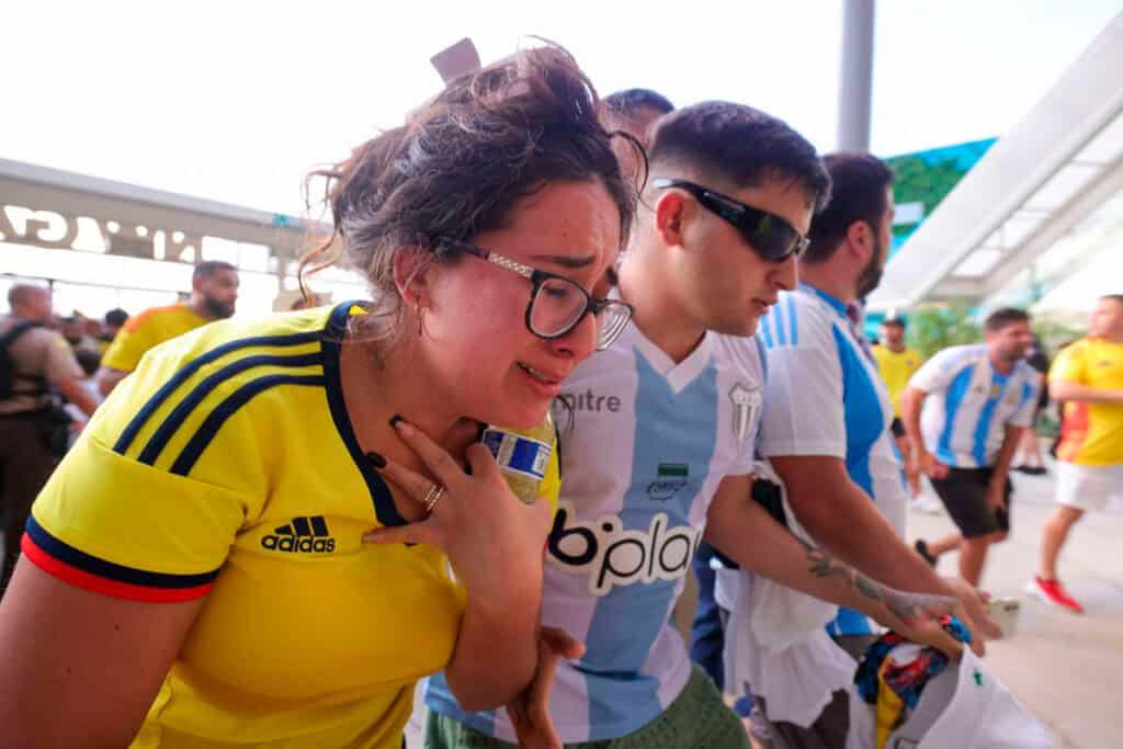 Fotografía de Mujer Sofocada Durante el Evento de la Copa América