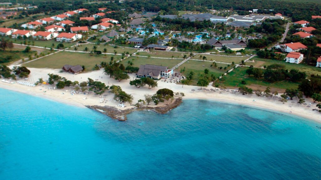 Historia y desarrollo turístico de Playa Pesquero